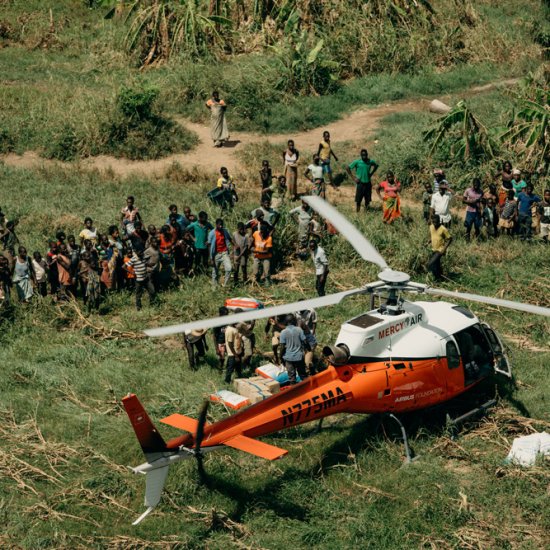 Hubschrauber mit Hilfslieferungen