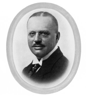 Zakladatel značky Elefanten Gustav Hoffmann.