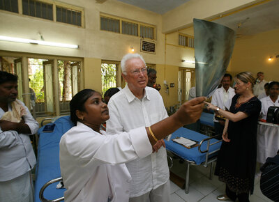 Im südindischen Bundesstaat Andrah Pradesh nimmt die Anzahl der HIV-Kranken drastisch zu. Die Krankheit ist oft mit Tbc gepaart. Dr. Heinz-Horst Deichmann verschafft sich in einem Tbc-Krankenhaus einen Eindruck von der gesamten Situation.