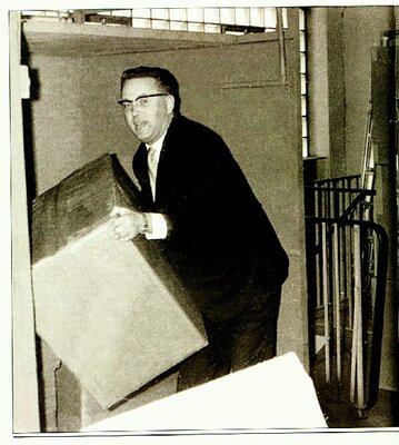 Dr. Heinz-Horst Deichmann packt mit an.