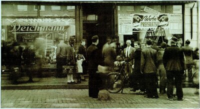 Reger Betrieb vor einem Deichmann-Schuhgeschäft Ende der 40er Jahre.