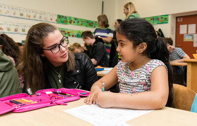 Auszubildende unterstützen Leseprogramm in der Dürerschule in Essen-Borbeck