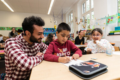 Auszubildende unterstützen Leseprogramm in der Dürerschule in Essen-Borbeck