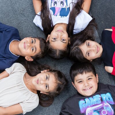 Im Dortmunder Familienbegegnungszentrum „Stern im Norden“ haben Kinder Platz zum gemeinsamen Spielen und Lernen. Sie erhalten dort Aufmerksamkeit und Fürsorge. Das Begegnungszentrum steht in einem Stadtteil mit herausfordernden Lebensbedingungen und wird wesentlich vom Hilfswerk wortundtat finanziert.
