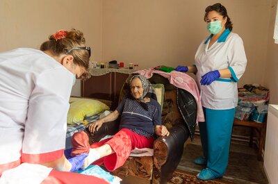 Ein von wortundtat unterstützter ambulanter Krankenpflege- und Hospizdienst begleitet in der Republik Moldau Menschen, für die das staatliche Gesundheitssystem keine Hilfen bereithält. Bei Hausbesuchen versorgen die Krankenschwestern liebevoll und fachgerecht Kranke und leistet Sterbenden Beistand.