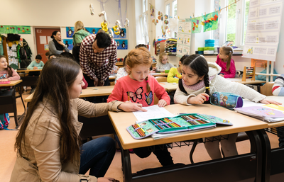 Auszubildende unterstützen Leseprogramm in der Dürerschule in Essen-Borbeck