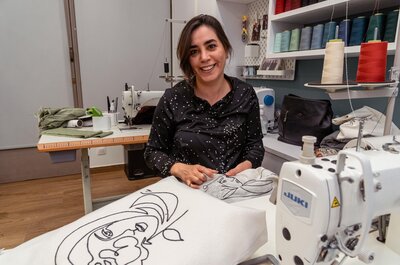 Ein von wortundtat unterstütztes Sozialunternehmen in Athen beschäftigt geflüchtete Frauen aus dem Mittleren Osten. Trotz der Traumata, die oft mit der Flucht verbunden sind, lernen sie dort in einem geschützten Umfeld erstmals oder erneut für ihren eigenen Lebensunterhalt zu sorgen.