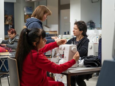 In Athen unterstützt das Hilfswerk wortundtat Menschen, die von anderen Stellen nicht ausreichend Hilfe erhalten, darunter auch geflüchtete Frauen aus der Ukraine. Sie nehmen an einem Nähkurs teil, um später selbstständig Produkte anfertigen und verkaufen zu können.