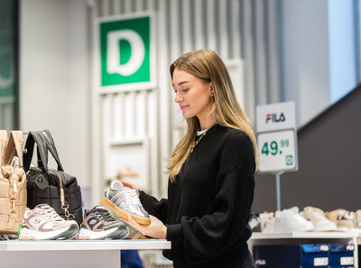 Modische Sneaker sind weiter ein aktuelles Trend-Statement. Fotohinweis: DEICHMANN SE, Rüdiger Fessel