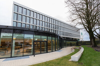 Das neue Gebäude mit Außenbereich. Fotohinweis: DEICHMANN SE, Rüdiger Fessel