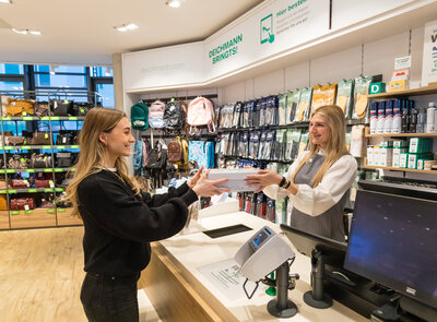 Anprobieren und wohlfühlen - modische Sneaker bei DEICHMANN. Fotohinweis: DEICHMANN SE, Rüdiger Fessel