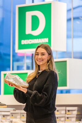 Trend-Highlight bei DEICHMANN - Sneaker im Metallic-Look. Fotohinweis: DEICHMANN SE, Rüdiger Fessel