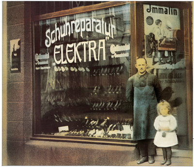 Founder Heinrich Deichmann with daughter Julie in front of his shoe workshop he had founded in 1913 in Essen Borbeck