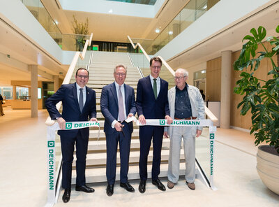 Essen's Mayor Thomas Kufen, Heinrich Deichmann, North Rhine-Westphalia's Minister President Hendrik Wüst and architect Volkwin Marg (from left to right) at the grand opening. Photo credit: DEICHMANN SE, Rüdiger Fessel