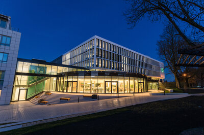 The new building has a canteen with an outdoor area. Photo credit: DEICHMANN SE, Rüdiger Fessel