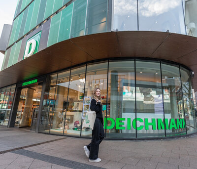 Customer in front of the DEICHMANN store at Limbecker Platz in Essen. Photo credit: DEICHMANN SE, Rüdiger Fessel