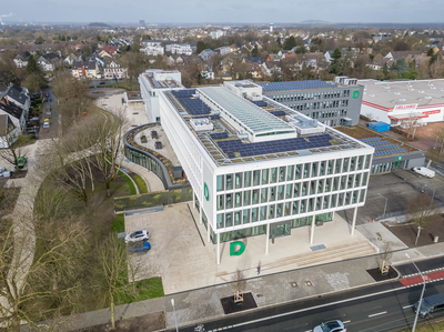 Aerial view of the new building with outdoor area. Photo credit: DEICHMANN SE, Rüdiger Fessel