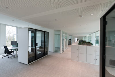 Modern working environments in the new office building. Photo credit: DEICHMANN SE, Rüdiger Fessel