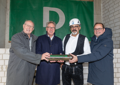Mit DEICHMANN-Zeitkapsel (von links): Volkwin Marg (gmp Architekten), Heinrich Deichmann, Paulo dos Reis Silva (Oberpolier Aug. PRIEN Bauunternehmung) und Thomas Kufen, Oberbürgermeister der Stadt Essen.