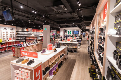 Gut 815 Quadratmeter groß ist die Verkaufsfläche im DEICHMANN-Flagshipstore in Köln. Fotos: Rüdiger Fessel / DEICHMANN Gut 815 Quadratmeter groß ist die Verkaufsfläche im DEICHMANN-Flagshipstore in Köln. Fotos: Rüdiger Fessel / DEICHMANN