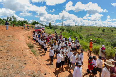 Die DEICHMANN Stiftung in Madagaskar Das ganze Dorf begrüßt die Mobilen Kliniken, Fotohinweis DEICHMANN SE Rüdiger Fessel