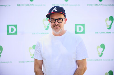 Deutschlands fitteste Grundschule 2025 kommt aus Niedersachsen. Ben Blümel, Musiker und Moderator, der als Schirmherr die Initiative begleitet.© TBA / DEICHMANN