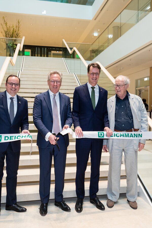 Essens Oberbürgermeister Thomas Kufen, Heinrich Deichmann, Nordrhein-Westfalens Ministerpräsident Hendrik Wüst und Architekt Volkwin Marg (v. l. n .r.) bei der feierlichen Eröffnung. Fotohinweis: DEICHMANN SE, Rüdiger Fessel