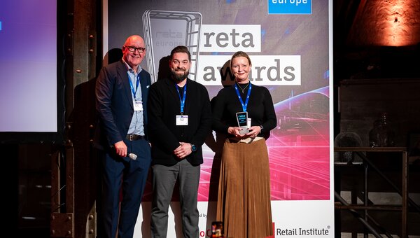 V.l.n.r.: Michael Gerling (EHI-Geschäftsführer), Michael Kluge (Specialist Sales & Process Operations bei DEICHMANN SE) und Kathrin Schmidt (Head of Visual Merchandising bei DEICHMANN SE)