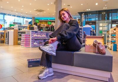 Anprobieren und wohlfühlen - modische Sneaker bei DEICHMANN. Fotohinweis: DEICHMANN SE, Rüdiger Fessel