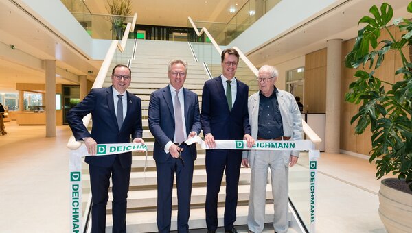Essens Oberbürgermeister Thomas Kufen, Heinrich Deichmann, Nordrhein-Westfalens Ministerpräsident Hendrik Wüst und Architekt Volkwin Marg (v. l. n .r.) bei der feierlichen Eröffnung. Fotohinweis: DEICHMANN SE, Rüdiger Fessel