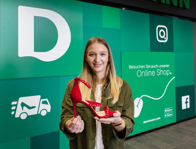 DEICHMANN a poursuivi l’intégration de la vente en ligne et dans les magasins. DEICHMANN a poursuivi l’intégration de la vente en ligne et dans les magasins.