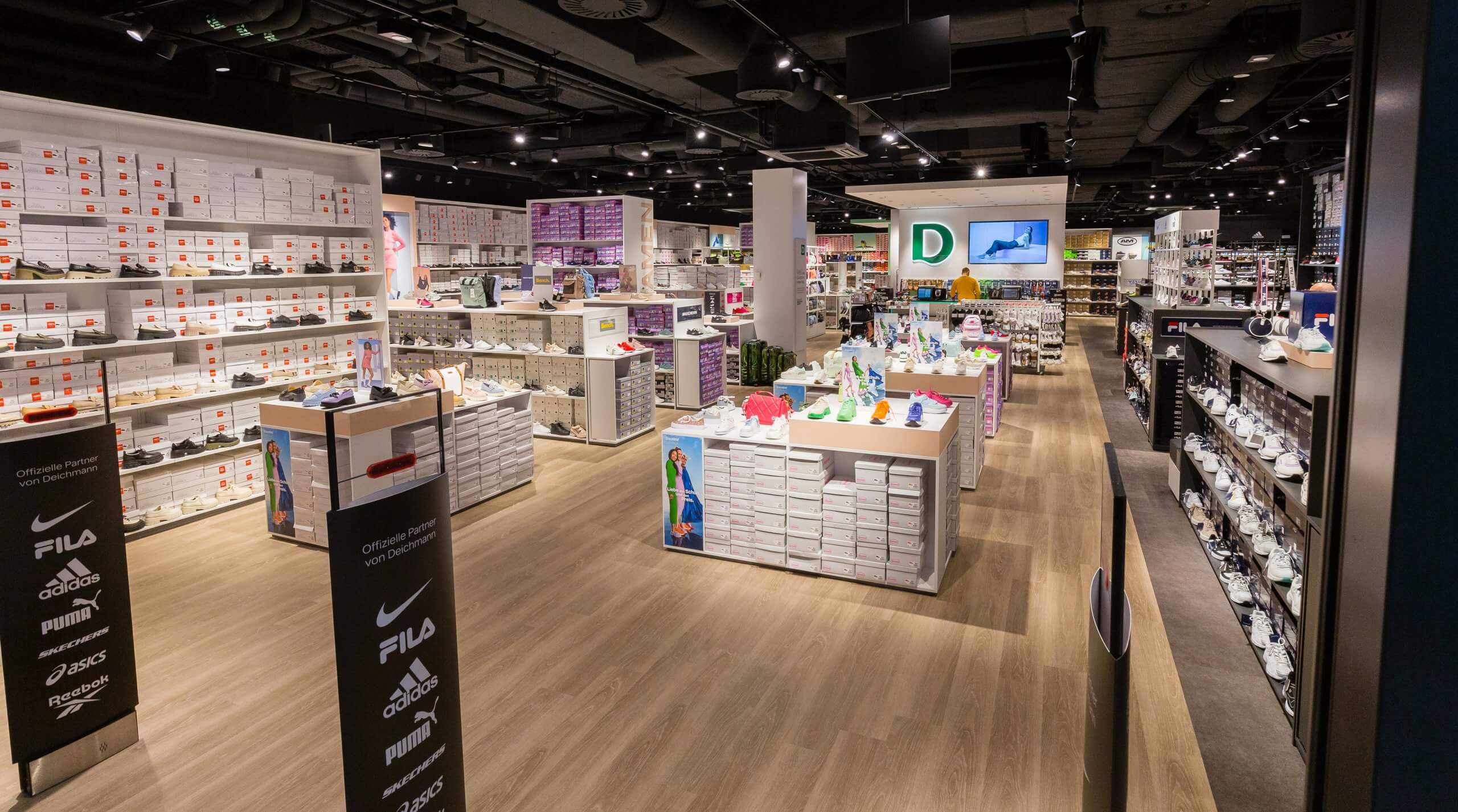 diskriminerende overskydende tand Record revenue: the DEICHMANN Group breaks the 8 billion euros revenue  barrierStrong growth at existing sales outlets, successful acquisitions and  major investments in the company's 110th year | Deichmann Deutschland