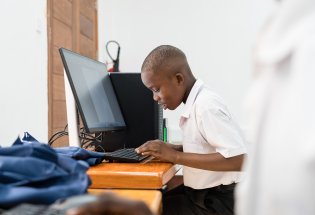 KIUMA wortundtat / In drei Schulungsräumen lernen Schülerinnen und Schüler, sowie deren Lehrkräfte den Umgang mit dem Computer. Angestellte und Menschen aus der Nachbarschaft können an den Computern im Internet recherchieren. Die Schulungsräume stehen in einer sehr abgelegenen Region Südtansanias, in der viele Menschen noch nicht einmal Zugang zu Strom und fließendem Wasser haben. ©Rüdiger Fessel